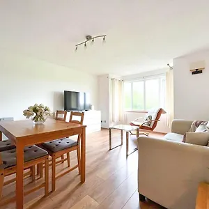 Comfort: 2-bedroom Flat With Parking And Transport Links Apartment London